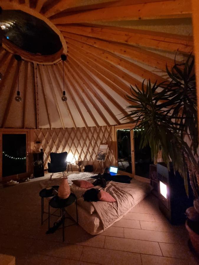 מלון גוסטנין Jurty Glamping מראה חיצוני תמונה