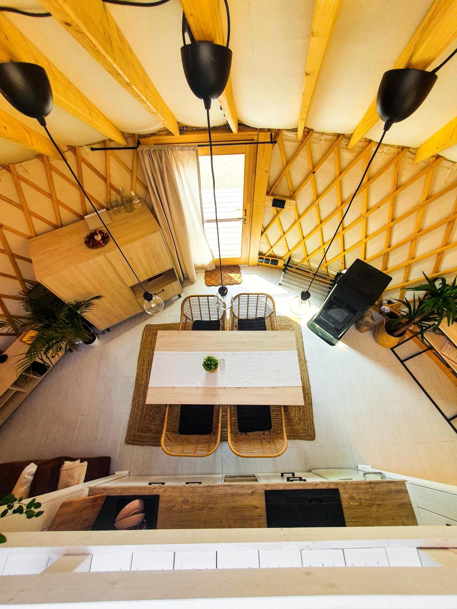 מלון גוסטנין Jurty Glamping מראה חיצוני תמונה