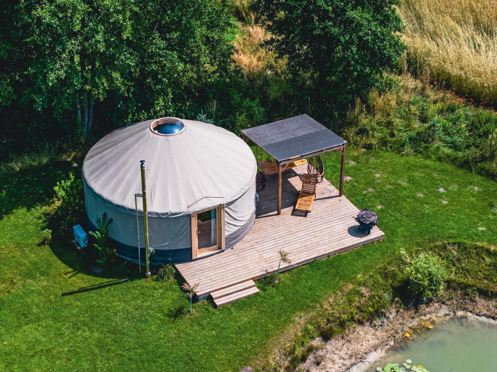 מלון גוסטנין Jurty Glamping מראה חיצוני תמונה