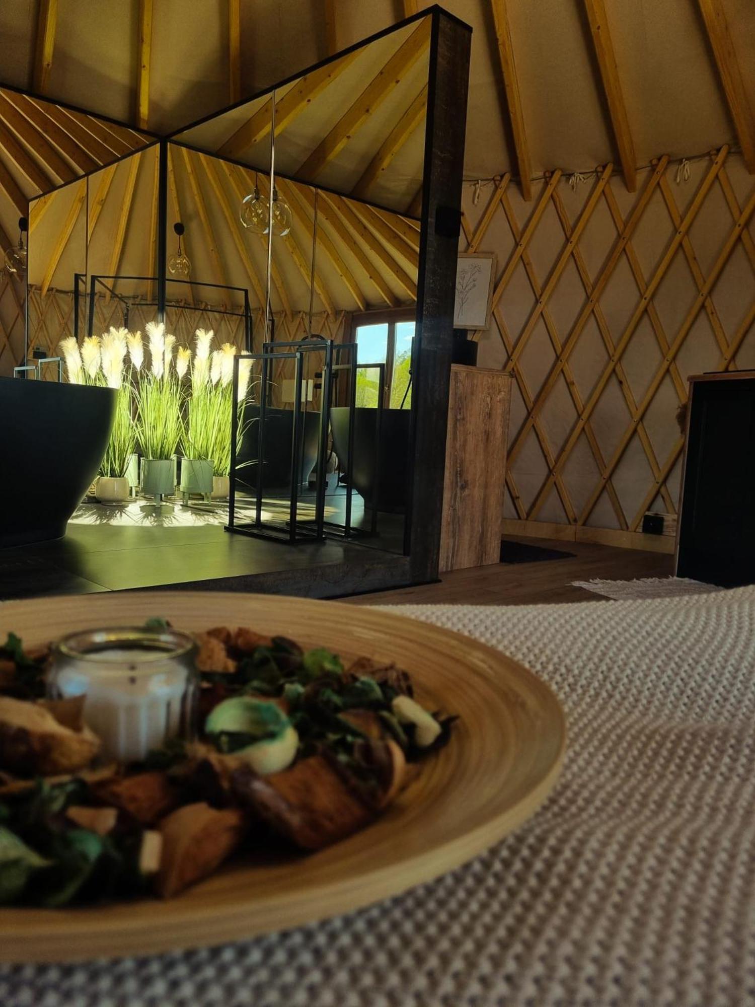 מלון גוסטנין Jurty Glamping מראה חיצוני תמונה