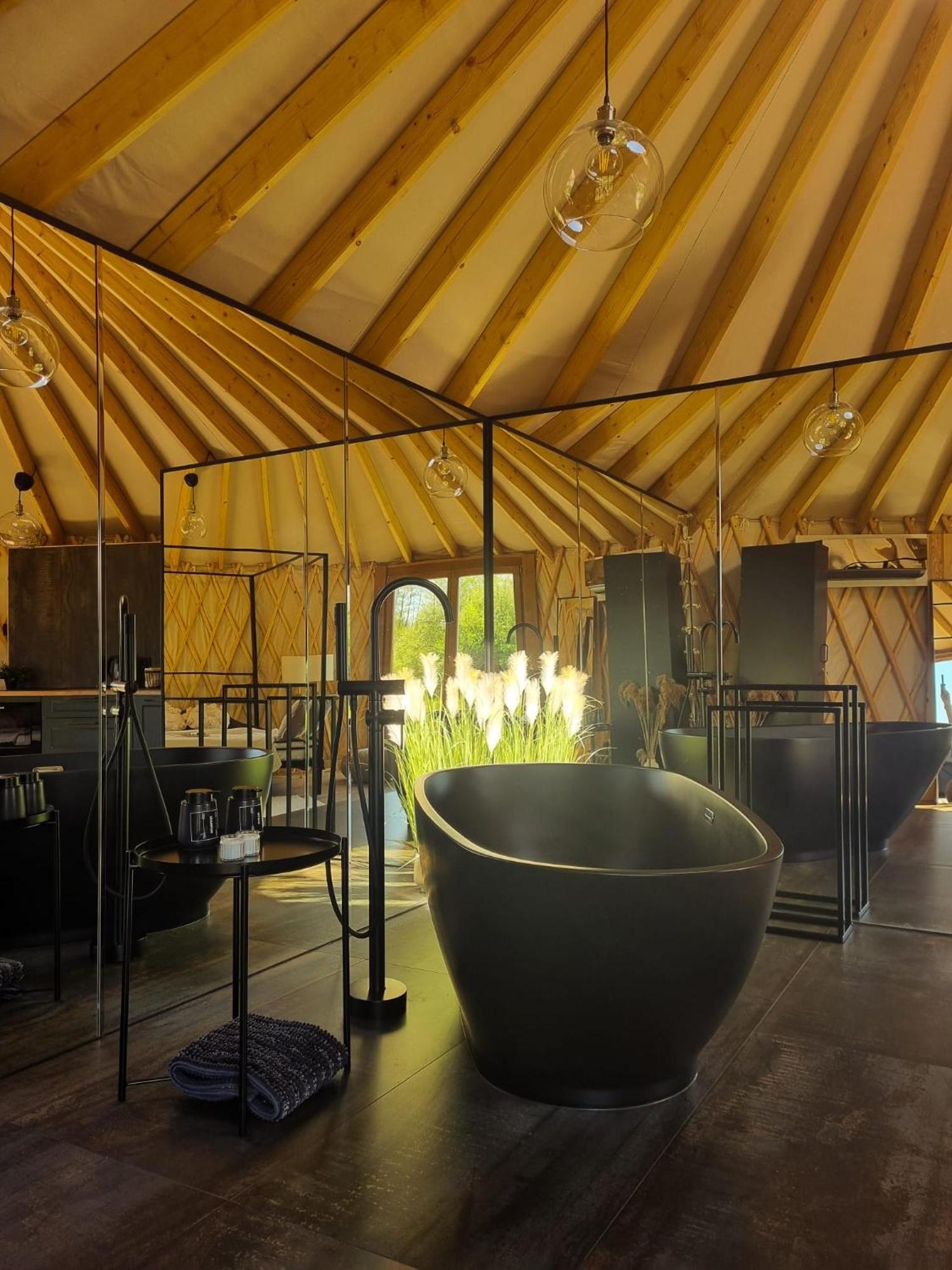 מלון גוסטנין Jurty Glamping מראה חיצוני תמונה