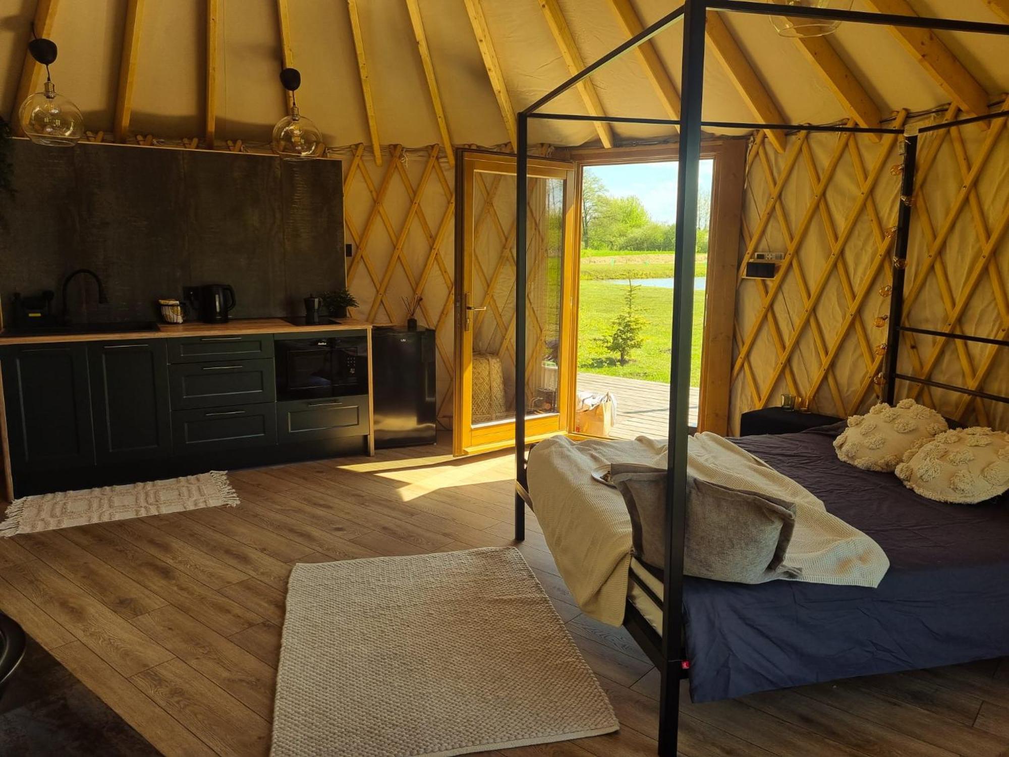מלון גוסטנין Jurty Glamping מראה חיצוני תמונה