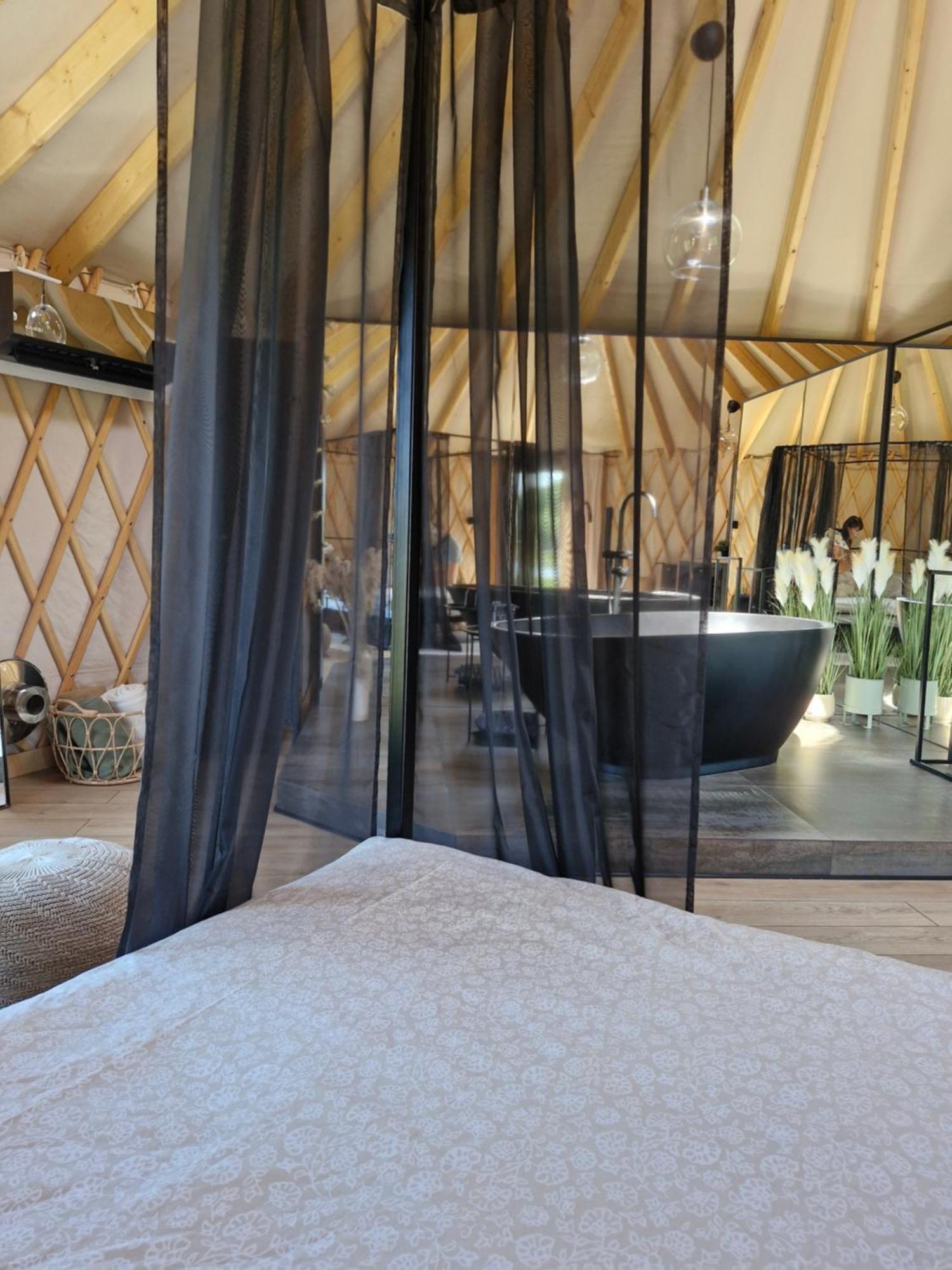 מלון גוסטנין Jurty Glamping חדר תמונה